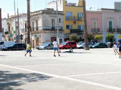 Si tratta di un�area di cemento quadrata e circondata da numerose palme dove i pensionati si riuniscono per giocare a carte e i ragazzi per improvvisare infuocate partite di pallone